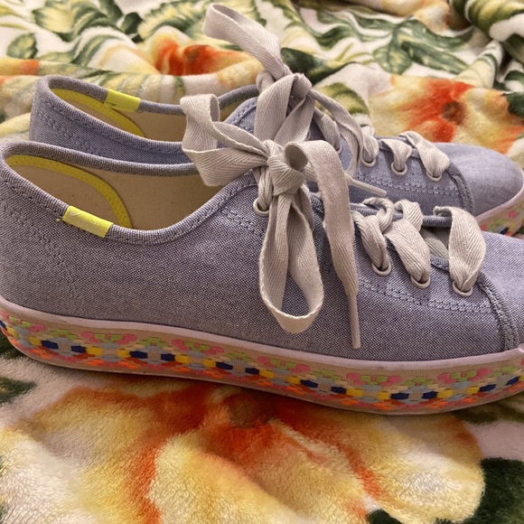 These are a lace up tennis shoes really good for dinners and lunches. - Picture 2 of 5